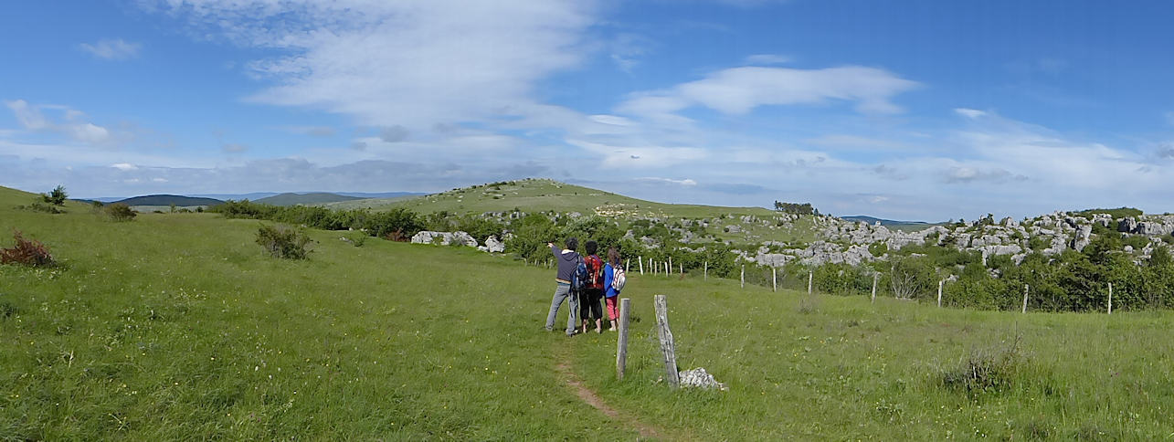 randonneurs-sur-causse-mejan.jpg